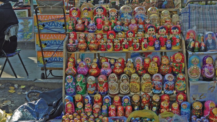 Stand de poupées russes au marché artisanal dans le centre de Chişinău.