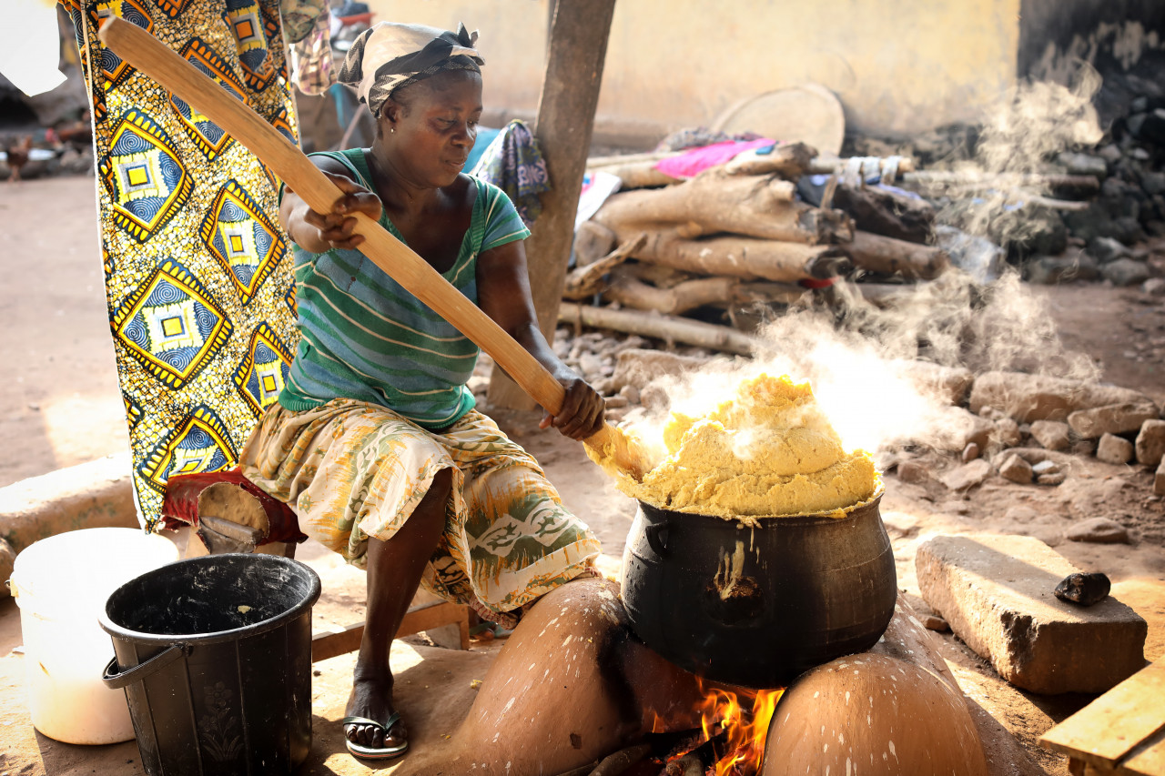 Ghanéenne préparant le repas.
