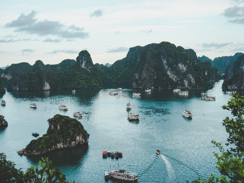 hermosas vistas panorámicas de la bahía de Halong