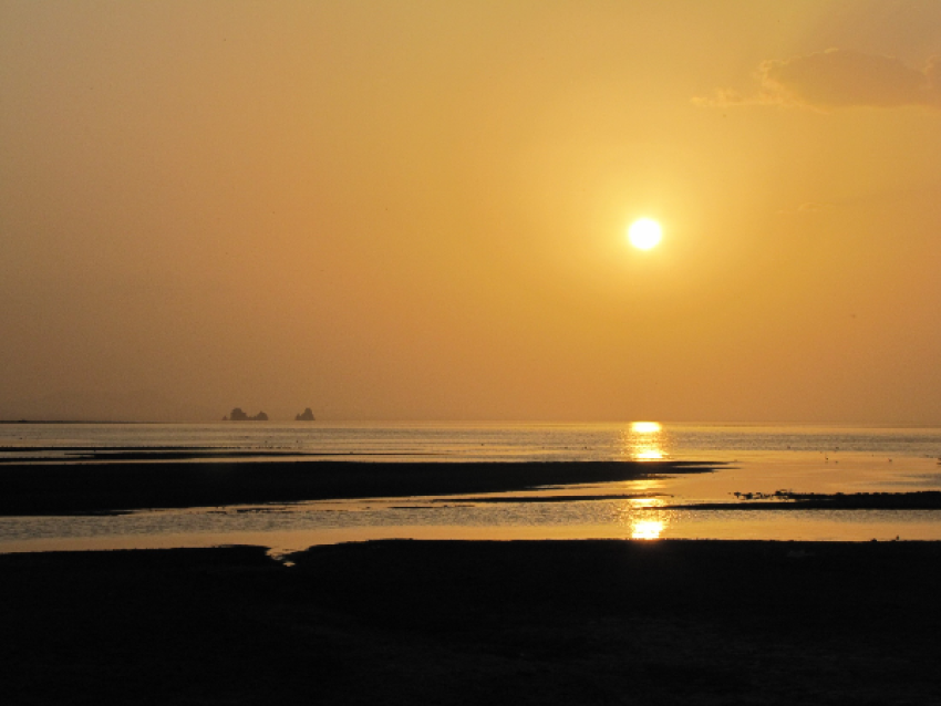 Puesta de sol en el lago Abbé