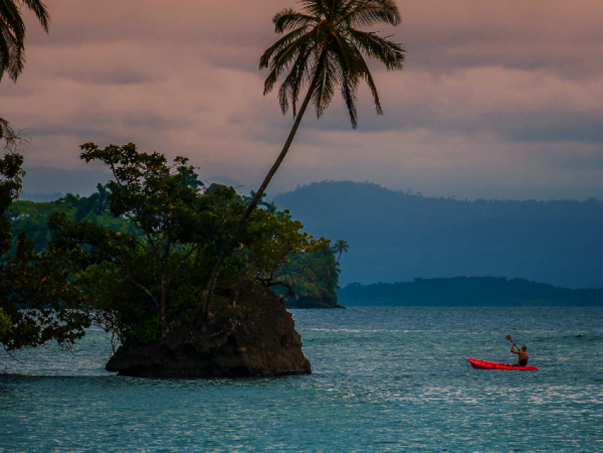 kayak al atardecer