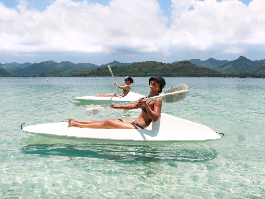 Kayak en aguas cristalinas